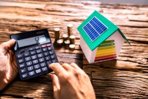 ผู้ชายกำลังคำนวณการใช้ไฟฟ้าเพื่อติดตั้งโซลาร์เซลล์