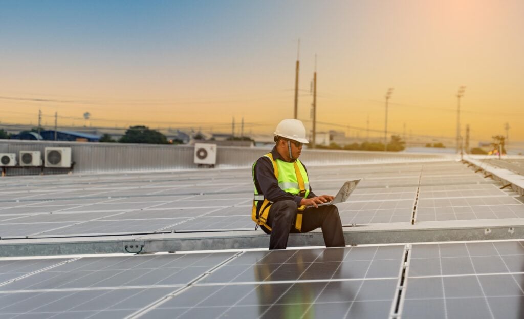 วิศวกรติดตั้งโซลาร์เซลล์ เป็นโซลูชันพลังงานสำหรับองค์กรที่ต้องการประหยัดค่าไฟ
