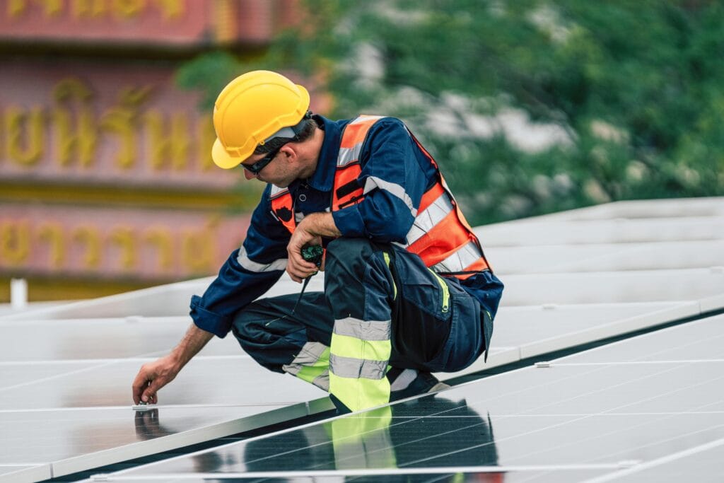 วิศวกรติดตั้งแผงโซลาร์เซลล์ 10kW พร้อมคำนวณให้ว่าต้องใช้พื้นที่เท่าไหร่